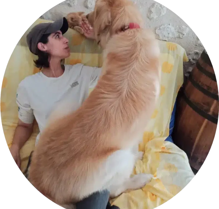 Magali avec son gros chien sur les genoux et son petit chat derrière la tête